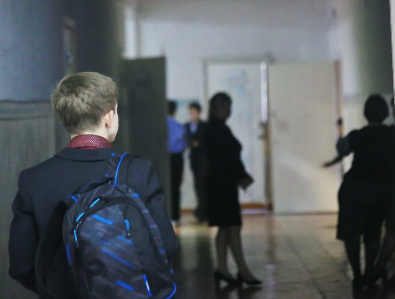 В Оренбурге растут траты родителей на репетиторов Чем старше школьники тем чаще семьи обращаются к дополнительным занятиям это показал опрос сервиса SuperJob Репетиторов оплачивают 32 родителей 7 8 классов 49 девятиклассников и уже 53 старшеклассников Чаще всего занимаются математикой русским английским физикой и информатикой Расходы тоже растут от примерно 3800 рублей в неделю в 7 8 классах до 5000 рублей у 9 классников и около 5700 рублей при подготовке к ЕГЭ Опрос проводился с марта по апрель 2026 года Читайте нас там где вам удобно На нашем сайте Подписывайтесь в Дзене В Максе В Одноклассниках В ВКонтакте