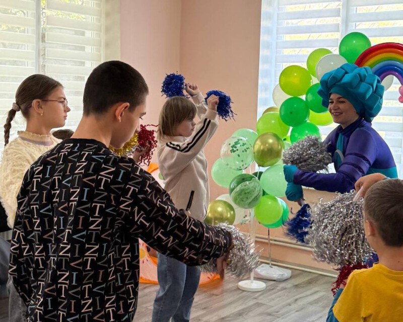 Дом где важен каждый центр дневного пребывания открылся в Республике Крым В Бахчисарае начал работу центр дневного пребывания для детей с инвалидностью Дом где важен каждый на базе филиала Крымской региональной общественной организации родителей детей с инвалидностью РОСТ КРООРДИ РОСТ Пространство рассчитано на три группы дневного пребывания для детей и подростков от 3 до 15 лет а также молодых людей с инвалидностью в возрасте от 16 до 35 лет Посещать занятия смогут 50 семей Центр стал частью нашей программы сопровождения детей с инвалидностью Здесь предусмотрены групповые и индивидуальные занятия по развитию социальных бытовых и коммуникативных навыков С ребятами будут работать психолог логопед дефектолог педагог по адаптивной физкультуре воспитатель и другие специалисты Для родителей организуют консультации психологическую поддержку совместные творческие занятия и клуб общения рассказала Уполномоченный при Президенте РФ по правам ребенка Подробнее на сайте   Новости института уполномоченных по правам ребенка Подписаться