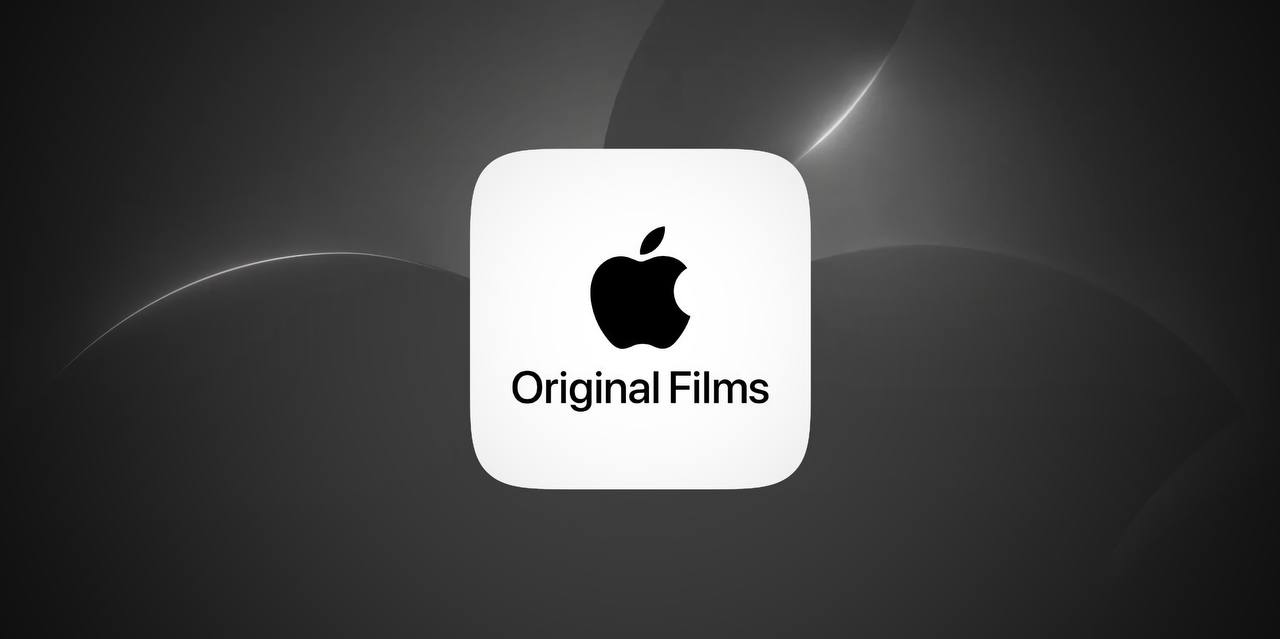 #слухи Apple планирует продавать лицензии на проекты Apple Original Films  По данным Bloomberg, недавно Apple назначила нового руководителя на должность по лицензированию фильмов из каталога Apple Original Films для других компаний, таких как зарубежные прокатные киносервисы, магазины и даже телевизионные сети. В будущем зрители специализированных сервисов, которые предоставляют доступ к фильмам по схеме VOD  Video on Demand, то есть, видео по запросу , смогут увидеть киноленты, которые производила сама Apple. Некоторые киноленты Apple Original Films можно увидеть на VOD-сервисах и сейчас, но это возможно только в том случае, если он был снят в партнёрстве с другой студией.   Такая стратегия, по словам аналитиков, будет направлена на увеличение продаж своего кинобизнеса и улучшение видимости своего контента без необходимости зрителям заходить в  tv+. При этом компания не планирует лицензировать свои оригинальные сериалы и шоу.