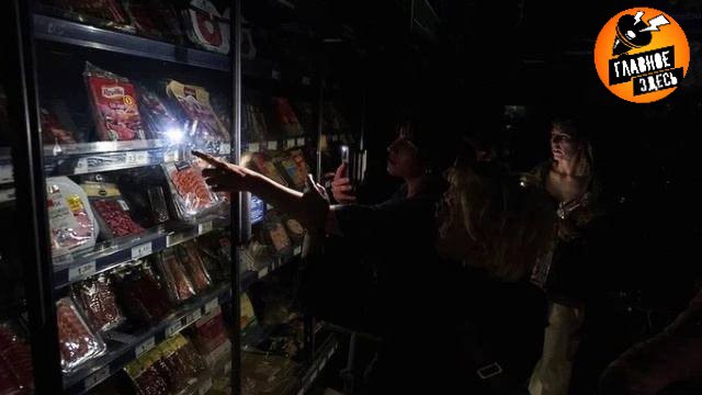 Испания засекретила расследование масштабного блэкаута  Судья Национальной судебной коллегии Испании Хосе Луис Калама по запросу прокуратуры объявил засекреченными материалы расследования по делу о блэкауте, который произошел в минувший понедельник и затронул всю территорию Пиренейского полуострова.   Отмечается, что следственные действия были засекречены для того, чтобы предотвратить возможное влияние на их результат, к примеру, утечку важной информации.  По мнению экспертов, ущерб от масштабного отключения электричества может достигать от €1 млрд до €4,5 млрд.  Главное — здесь. Подписывайтесь!