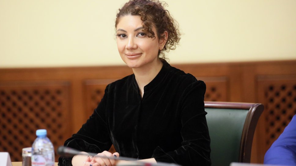 Гоар Ватинян покинула пост исполняющей обязанности министра туризма Ярославской области. Об этом сообщили источники, близкие к региональной власти.  Ватинян возглавила министерство 25 февраля 2025 года, до этого три года руководила Центром управления регионом. По данным источников, новым главой министерства станет замминистра Марина Жулина, ранее работавшая в Мордовии. Официального подтверждения смены руководителя пока нет.  Фото: Страница ЦУР Ярославской области ВКонтакте  Еще больше новостей — в Telegram-канале «Ъ-Ярославль»