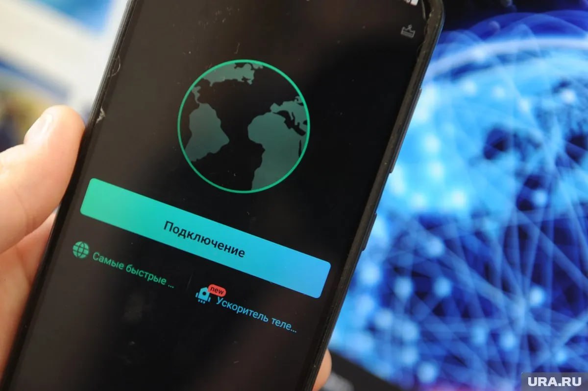 VPN-сервисы не обеспечивают полной анонимности и могут собирать и продавать данные пользователей, рассказал член комитета Госдумы по информполитике Антон Немкин. VPN шифрует трафик, но веб-сайты всё равно могут отслеживать пользователей через «куки», отпечатки браузера и авторизацию. Бесплатные или малоизвестные VPN могут сами собирать и продавать данные. Также VPN не защищают от фишинга, вирусов и вредоносных программ. Кубанские Новости
