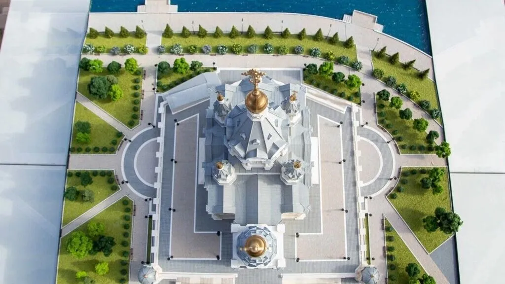 Строительство храма на Стрелке до сих пор не началось Почему В начале февраля экс губернатор края Александр Усс сказал что по большому счету ничего не мешает начать строительство храма Он говорил что разрешение на возведение объекта могут выдать в ближайшие две недели В епархии отмечали что строители могут приступить к работам этой весной Спустя 1 5 месяца работы до сих по не начались В департаменте градостроительства ПМ рассказали что застройщику разрешение так и не выдали Сейчас застройщик работает над замечаниями добавили в ведомстве Дозвониться до пресс службы Красноярской епархии не удалось На звонки никто не ответил Проспект Мира в МАХ