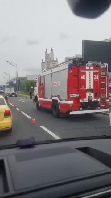 Фура на Кутузовском проспекте сбила мачту освещения