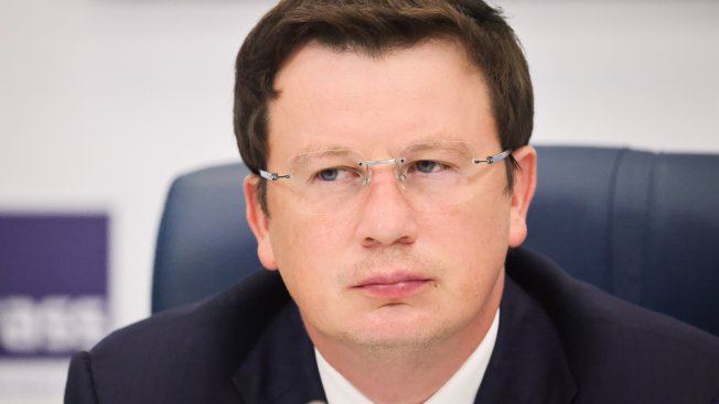 По словам депутата Антона Немкина в Госдуму внесут законопроект о введении штрафов за распространение фильмов дискредитирующих традиционные ценности Санкции за нарушение составят до 20 000 рублей для граждан до 200 000 рублей для должностных лиц и до 1 млн рублей для юрлиц Евгений Мессман ТАСС