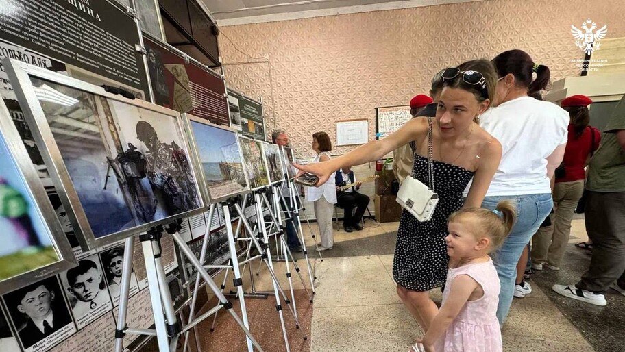 Фотовыставку о работе Росгвардии открыли ко Дню фотографа в Геническе   Фотовыставка с работами специалистов пресс-службы территориального управления Росгвардии, открылась в Геническе, сообщили в администрации Херсонской области.  «Проект помогает нам, гражданам, составить более полное представление о деятельности росгвардейцев. Эти кадры показывают не только официальные моменты, но и обычные человеческие ситуации, ежедневную работу, взаимовыручку правоохранителей», — отметил заместитель председателя Правительства Херсонской области Сергей Черевко.  В объектив камер военных фотографов попали тренировки сотрудников Росгвардии, подготовка техники, а также портретные и художественные снимки.  Читать полностью     , VK и ОК и читайте новости на нашем сайте