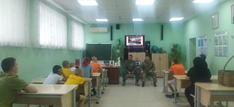В Самаре, в рамках региональной акции "Защитникам Отечества посвящается..", с целью патриотического воспитания молодежи, представители Совета ветеранов СВО: Максим Баранович и Роман Игнатенко провели для воспитанников Центра временного содержания несовершеннолетних правонарушителей «Урок мужества», в ходе которого поделились своим опытом, рассказали о героизме и стойкости военных, как в годы Великой Отечественной войны, так и в настоящее время. Ветераны поговорили с ребятами о важности любви к Родине, взаимовыручке и ответственности, объяснили, что такое настоящая отвага и как она проявляется в сложных ситуациях и призвали помнить и чтить доблестные подвиги героев нашего Отечества. Воспитанники Центра с большим интересом слушали гостей мероприятия и задавали различные вопросы, а в завершение встречи поблагодарили организаторов за полезную информацию.