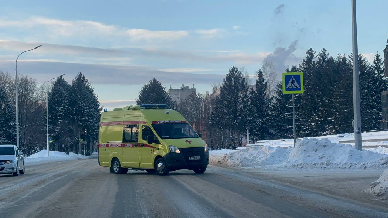 Стали известны подробности  Женщину-пешехода сбил автомобиль в Биробиджане  По предварительным данным, в районе дома 86 по улице Пионерская автомобиль «Ниссан Тиано» совершили наезд на пешехода - женщину, которая переходила проезжую часть по нерегулируемому пешеходному переходу.   В настоящее время на месте работают сотрудники Госавтоинспекции.