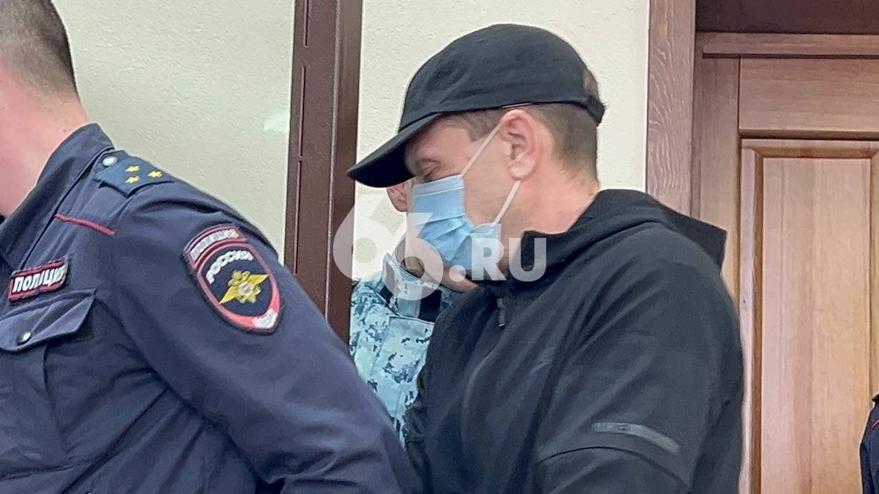 Убийце семи человек в новогоднюю ночь суд вынесли приговор Виктора Петриченко отправили в колонию на 14 лет 11 месяцев колонии строгого режима Также он должен будет выплатить 10 млн рублей потерпевшим Массовую расправу Петриченко устроил в январе 1993 го в Каменске Уральском но поймали его только в 2025 году Со своими жертвами супругами Гилевой и Верзаковым он познакомился на вокзале Екатеринбурга Они же позвали его вместе отметить Новый год у друзей семьи Петриченко убил новых знакомых а также хозяйку квартиры Людмилы Иванову ее супруга Владимира и их детей 12 летнюю девочку и 13 летнего мальчика Мотивом как считает следствие стали деньги По словам жителей города знавших Ивановых взрослых убили в постели дети пытались укрыться от убийцы под ванной Там и нашли их тела Петриченко во всем признался   на связи в TG MAX VK