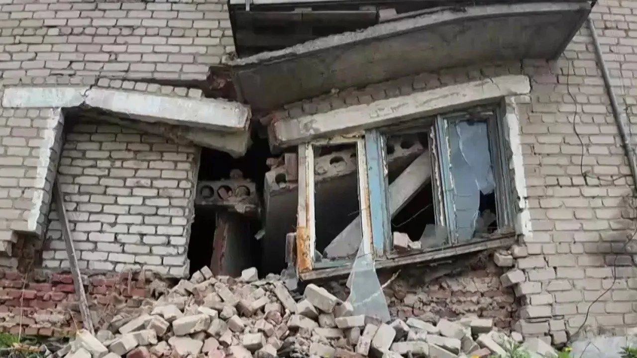 Часть жилого дома обрушилась в СКО Рано утром 18 мая в городе Мамлютке жителей одного из домов разбудил сильный грохот Как оказалось обрушилась бетонная плита балкона второго этажа Людям пришлось поспешно покидать квартиры сообщает Орда со ссылкой на издание 24 kz Двухэтажный дом 1978 года постройки По официальным данным обрушились конструкции перемычки над оконным проёмом на первом этаже а также плиты перекрытия опирающиеся на неё В квартире где произошло обрушение давно никто не жил Хозяева съехали после того как по стенам пошли трещины По словам жильцов ещё около 20 лет назад здание признавали аварийным однако после ремонта его статус изменили Проблем стало больше когда рядом началось строительство многоэтажки облицовочный кирпич стал осыпаться подъезды подтапливало Год назад люди за собственные деньги провели независимое техническое обследование По его итогам дом признали аварийным Но они продолжали в нём жить В 16 квартирной двухэтажке жили девять семей На время им предоставили жильё в частных домах построенных в прошлом году для очередников Заключили с ними договоры на временное жильё Сейчас дали им время найти себе кров Сейчас будут выяснять у кого возможно есть в собственности второе жильё Жильцы собирают свои вещи после этого мы все входы и выходы законсервируем так как это частная собственность Будем собираться и уже с жильцами обсуждать дальнейший демонтаж дома сказал телеканалу Темирлан Мамашарипов заместитель акима Мамлютского района В акимате добавили что часть квартир дома заброшена и непригодна для проживания На первом этаже частично разобраны кирпичные кладки и перегородки В результате многолетней неудовлетворительной эксплуатации техническое состояние жилого дома признано аварийным В 2025 году решением комиссии дом признан аварийным а жильцы для которых это жильё является единственным поставлены в очередь на получение жилья сообщили в акимате Забрать все вещи многие не успели однако и возвращаться за ними в опасный дом никто не решается Людей волнует где им предстоит жить уже с конца лета Другие истории о проблемах с жильём выше Кадр из видео Наши площадки Сайт Orda Sport Instagram Facebook YouTube X TikTok Анонимный бот для обратной связи orda2025 bot t me orda kz