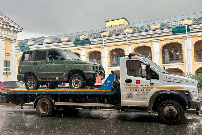 Дворы и улицы Северной столицы освободили от транспортного хлама За восемь месяцев 2025 года на специализированные стоянки Петербурга отправили 800 брошенных на парковках и разобранных автомобилей Напомним что оставить жалобу на транспортный хлам можно двумя способами обратиться в администрацию района или направить документ на портал Наш Санкт Петербург Комтранс Подпишись на Комсомольскую правду СПб отдай свой буст нам