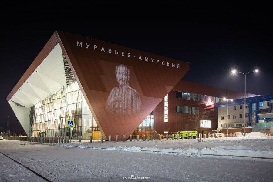 Новый терминал аэропорта Благовещенска 31 декабря обслужит пассажиров двух рейсов Это будет один самолет на прилет и один на вылет сообщил в своем телеграм канале директор по стратегическим коммуникациям аэропорта Антон Сильвоник Мы обслужим реальных пассажиров с багажом и даже одно животное будет К слову всем пассажирам вручим памятные сувениры а детишки получат от деда Мороза классные подарки поделился планами Антон Сильвоник Как сообщал Amur life в ночь с 29 на 30 декабря новый пассажирский терминал международного аэропорта Благовещенск Игнатьево им Н Н Муравьева Амурского обслужил тестовый рейс Его пассажирами стали те кто на протяжении двух с половиной лет строил новый аэровокзал и те кому предстоит в нем работать