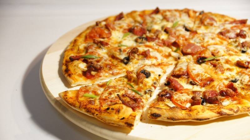 Роскачество предупредило о высокой доле фальсификата в некоторых продуктах Высокий уровень подделок выявлен среди мёда оливкового масла сыра для пиццы и биологически активных добавок БАД пишут Известия Глава организации Максим Протасов сообщил что с 2024 года началась работа по очистке рынка мёда а в 2026 году продолжится контроль качества Проверки показали в 45 образцов сыра для пиццы содержатся незаявленные растительные жиры а в 47 оливкового масла примеси дешёвых масел В БАДах с омега 3 активные вещества часто присутствуют в меньших количествах от 15 до 60 что свидетельствует о проблемах производства и контроля качества Астрахань 24 в МАХ