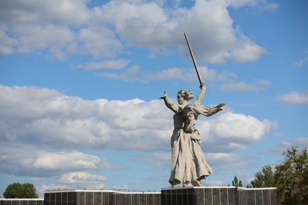 16 волгоградских семей стали полуфиналистами конкурса Это у нас семейное Полуфинал конкурса проходит в Ростове на Дону В нем участвуют семьи из ЮФО СКФО а также из Донбасса и Новороссии Волгоградскую область в конкурсе представляют 16 семей всего 79 человек Всего в полуфиналах насчитывается 1234 участника среди них 467 детей 423 родителя 284 бабушки и дедушки а также другие родственники Самым юным участникам полуфинала 5 лет а самому взрослому 87 лет На протяжении 4 дней участникам нужно проходить интеллектуальные спортивные и творческие испытания Часть заданий связана с культурным кодом России ключевой темой второго сезона конкурса Это у нас семейное Итоги подведут 16 ноября на церемонии объявят кто из участников вышел в финал Победители отправятся в путешествие по стране в ходе которого для них проведут встречи с известными гостями экскурсии лекции мастер классы