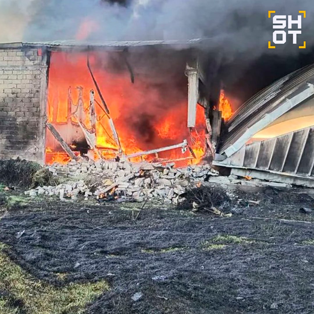 Бизнес джет врезался в ангары и взорвался во время крушения в Мексике Известно о 10 погибших людях Турбированный двухмоторный самолёт Cessna Citation III с регистрационным номером XA PRO летел из Акапулько в Толуку в штате Мехико В полёте у него произошли технические неполадки и он врезался в склад Обломки Цесны разбросало по футбольному полю которое находится рядом с местом крушения Столб дыма от пожара виден за несколько километров Точной информации о том кто был на борту пока нет В данный момент известно о 10 погибших SHOT в MAX max ru shot