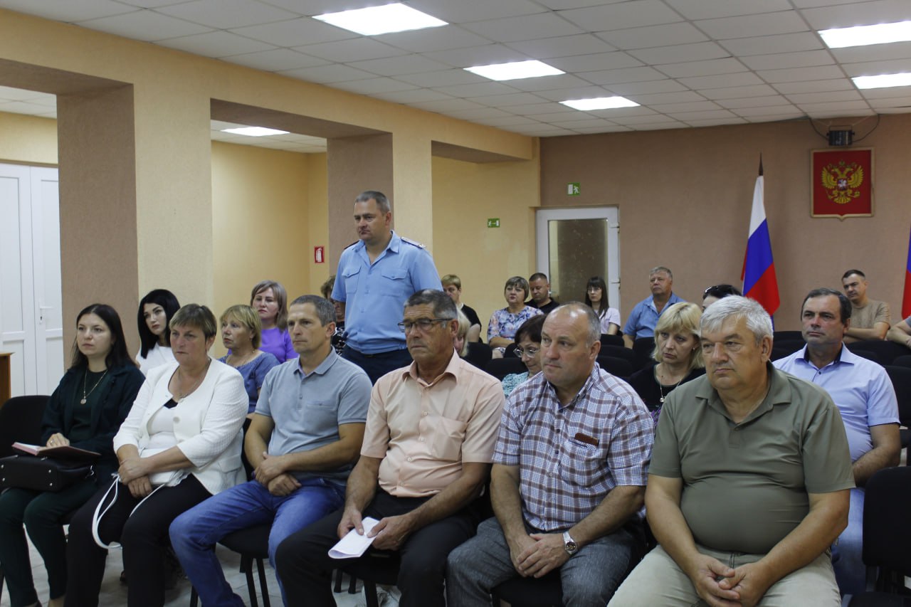 Сегодня провел еженедельное аппаратное совещание с начальниками структурных подразделений администрации, руководителями предприятий, учреждений и организаций Беловодского муниципального округа. На совещании обсудили текущие вопросы жизнедеятельности в округе. Начальник ОНД и ПР по Беловодскому району УНД И ПР ГУ МЧС России по ЛНР Денис Савченко доложил о пожарной ситуации в округе и напомнил о необходимости неукоснительно соблюдать и выполнять правила пожарной безопасности, рассказал об ответственность за их несоблюдение. Подводя итоги работы совещания, дал соответствующие поручения, определил ответственных и пожелал коллегам плодотворной рабочей недели.