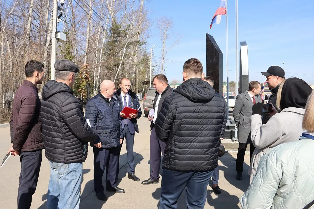 К Родительскому дню готовятся без аврала В Хабаровске начали приводить в порядок городские кладбища к Родительскому дню который в этом году выпадает на 21 апреля Подготовку лично проверил мэр Сергей Кравчук на выездном совещании Главная задача как заявил мэр закончить все организационные мероприятия вовремя и обеспечить людям нормальные и безопасные условия Речь идет не только об уборке но и о санитарной обрезке вывозе мусора и обработке территорий от клещей Сейчас на кладбищах убирают мусор и приводят в порядок прилегающие участки На Центральном кладбище дополнительно установят два мультилифта для временного хранения отходов перед вывозом С 14 апреля на семи кладбищах началась акарицидная обработка Отдельно продумали и транспорт В сам Родительский день запустят четыре дополнительных троллейбуса с автономным ходом по маршруту Улица Большая Матвеевское кладбище новое Матвеевское кладбище Для удобства и безопасности на территориях кладбищ планируют установить шесть биотуалетов Кроме того у кладбищ будут дежурить шесть бригад скорой помощи и сотрудники полиции В целом мэрия похоже решила в этот раз подойти к Родительскому дню без привычной суеты в последний момент И если все обещанное действительно доведут до конца хабаровчане хотя бы смогут спокойно добраться до мест захоронения и без лишней нервотрепки привести могилы в порядок Подписывайтесь на Amur Inside