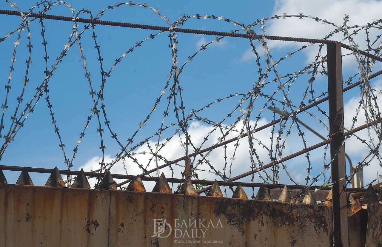 Бывший председатель Народного Хурала Бурятии отправится за решётку Цырен Даши Доржиева приговорили к 7 годам колонии Отбывать наказание он будет в колонии общего режима Кроме того он должен будет выплатить штраф в 500 тысяч рублей Дело Цырен Даши Доржиева связано с печально известной школой в селе Сосново Озёрское которую пришлось признавать аварийной ещё до ввода в эксплуатацию и сносить На всём этом было похищено 476 млн рублей выделенных из бюджета Цырен Даши Доржиев старожил Народного Хурала Сперва руководил бюджетным комитетом а в один из созывов возглавлял парламент