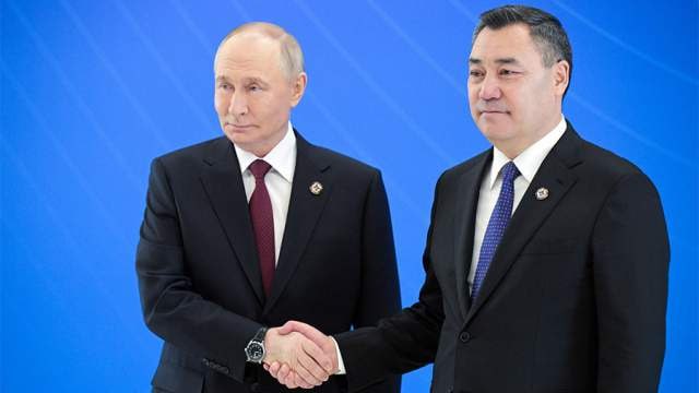 Владимир Путин по телефону поздравил президента Киргизии Садыра Жапарова с днём рождения и выразил признательность за радушный приём и гостеприимство в ходе госвизита сообщает Кремль Подписаться на Говорит Москва Telegram VK MAX