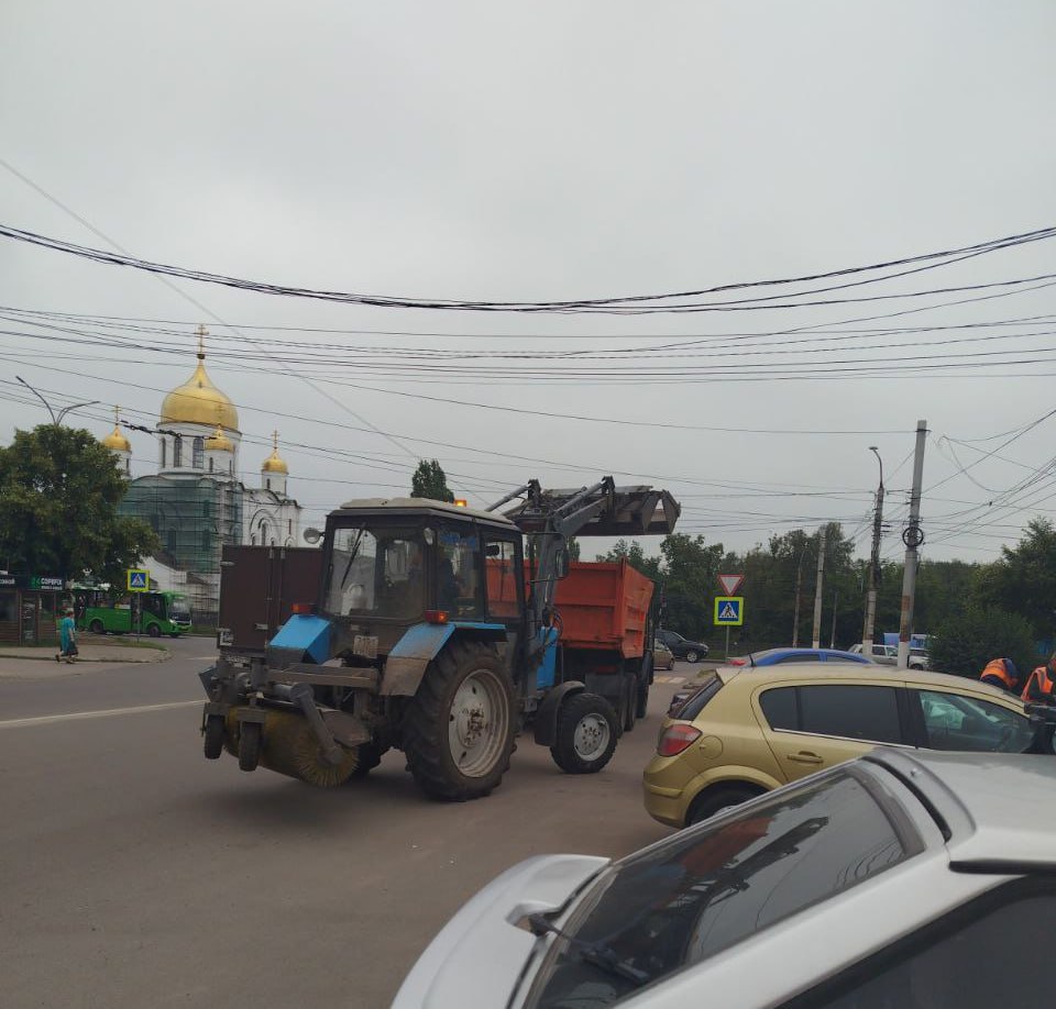 В городе приводят в порядок дороги и общественные пространства. По информации комитета ЖКХ, в работах участвуют 64 специалиста и 55 единиц техники. Сотрудники убирают мусор, пыль и грязь с дорог, тротуаров, остановок и прилегающих территорий. Также проводится стрижка газонов и мойка различных поверхностей. Кроме того, 12 единиц техники и 42 сотрудника занимаются уборкой в парках, скверах и на детских площадках. Они очищают дорожки, урны и газоны.
