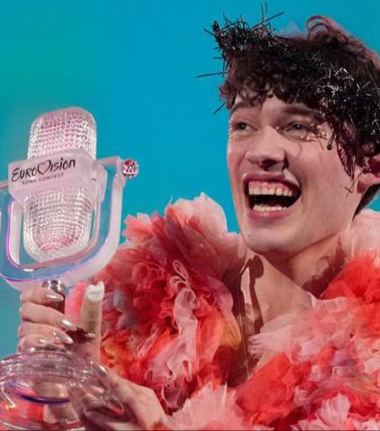 Nemo победитель Евровидения 2024 вернул свой трофей из за допуска к участию в конкурсе в 2026 году Израиля По его словам допуск израильского участника говорит о противоречии между идеалами мероприятия и решениями Европейского вещательного союза В прошлом году я выиграл Евровидение и получил за это трофей И хотя я безмерно благодарен сообществу связанному с этим конкурсом сегодня я больше не считаю что этот трофей должен стоять на моей полке написал он ВПШ