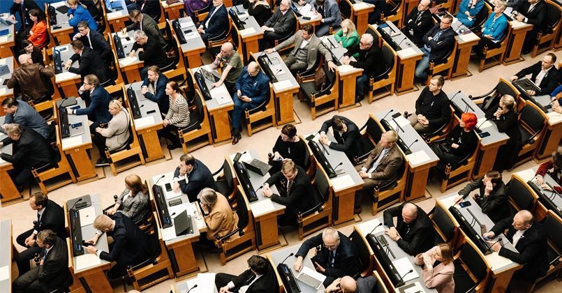 В Эстонии обострился спор вокруг поправок к закону о церквях и приходах которые обязывают Эстонскую христианскую православную церковь разорвать связи с Московским патриархатом В среду парламент страны на третьем чтении вновь утвердил документ без изменений хотя ранее президент Алар Карис уже наложил на него вето За поправки проголосовали 63 депутата против 15 Теперь у Кариса есть два варианта подписать закон или снова его отклонить В последнем случае вопрос будет передан на рассмотрение Госсуда который должен решить соответствуют ли поправки Конституции Президент уже пояснял что видит в законе угрозу для базовых прав Несмотря на то что Рийгикогу внёс некоторые изменения в текст закона о поправках к Закону о церквях и приходах этого недостаточно Это по прежнему противоречит трём статьям Конституции и несоразмерно ограничивает свободу общения и вероисповедания заявил Карис