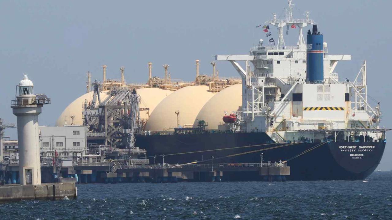 Австралия намерена ограничить экспорт СПГ из за опасений что зарубежные страны такие как Япония получают выгоду за счет внутренних потребителей энергии Nikkei Ограничения на экспорт австралийского СПГ как ожидается сильнее всего ударят по Сингапуру и Таиланду чем по Японии Остальные потребители почувствуют удар по кошельку Европе опустошающей свои хранилища тоже стоит приготовиться