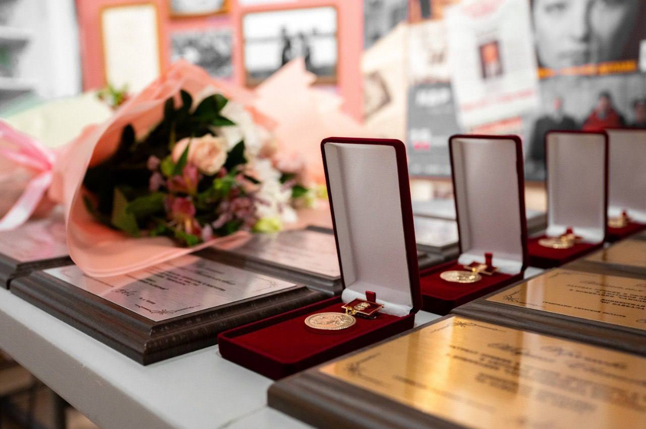 Приём документов на соискание премий в области литературы и искусства продолжается до 1 февраля 2026 года Премии в области литературы и искусства присуждаются за наиболее талантливые отличающиеся новизной и оригинальностью произведения литературы и искусства получившие общественное признание и являющиеся значительным вкладом в художественную культуру Амурской области Выдвижение авторов на соискание премий производится областными учреждениями культуры и искусства творческими союзами общественными организациями государственными телерадиокомпаниями Документы по выдвигаемым на соискание премий произведениям опубликованным исполненным обнародованным и представленным общественности в течение 2025 года принимаются до 1 февраля 2026 года в министерстве культуры и национальной политики Амурской области по адресу 675000 г Благовещенск ул Шевченко 24 каб 205 Контактный телефон 4162 20 22 29 Подробнее Подписывайтесь на нас в МАХ