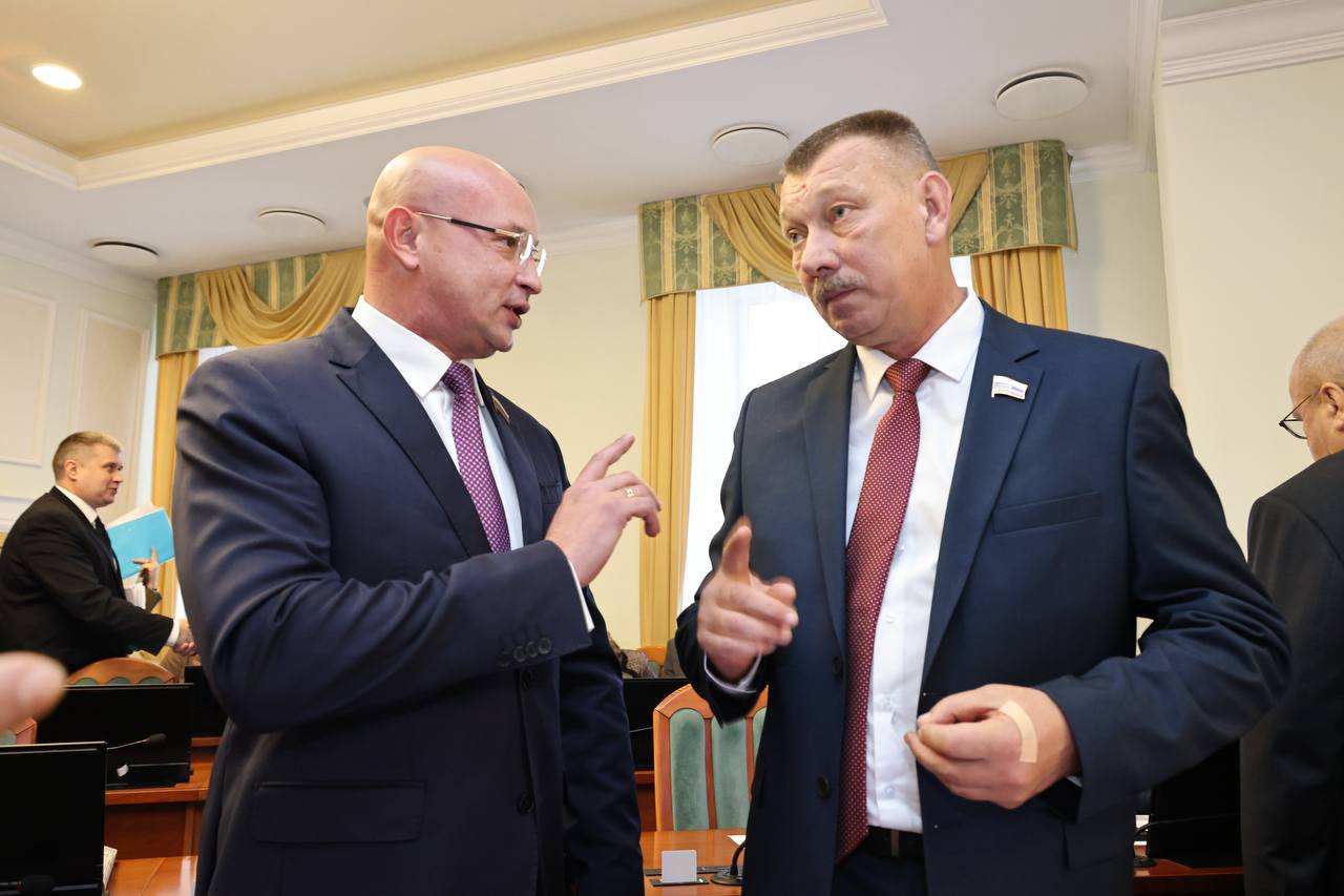 В жизни молодых людей порой случаются ситуации требующие не только внутренней стойкости но и серьезной правовой поддержки Депутаты Законодательного Собрания приняли закон призванный стать надежным ориентиром для тех кто в ней особенно нуждается Теперь право на бесплатную юридическую помощь получили студенты и учащиеся в возрасте от 18 до 23 лет потерявшие родителей в период своего обучения Это касается воспитанников школ колледжей и вузов Молодые люди смогут не только проконсультироваться но и получить полноценную защиту помощь в оформлении документов представление интересов в судах и государственных и муниципальных органах Как отметил председатель профильного комитета Владимир Паков регион оперативно транслирует федеральные нормы чтобы правовая помощь была доступна адресно