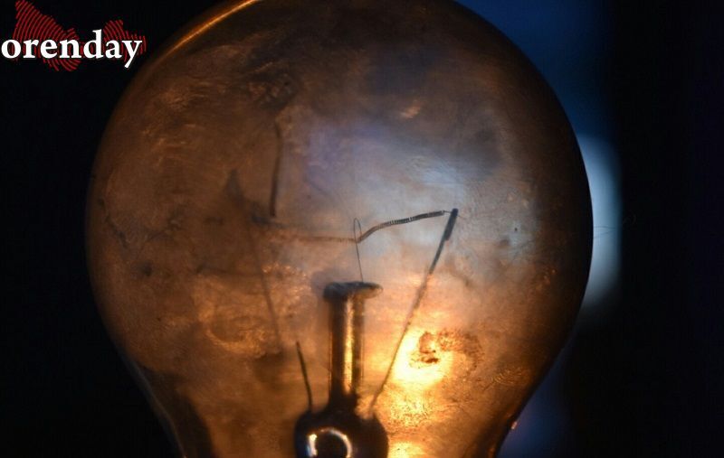 Orenday Оренбург Руководитель подразделения филиала энергосетей Бузулука попался за взятки получив свыше 3 х млн рублей Следствие считает что с января 2018 года по ноябрь 2024 года обвиняемый являясь руководителем ресурсоснабжающей компании г Бузулука заработал таким образом больше 3 х млн рублей По данным СУ СК России по Оренбургской области деньги он принимал как лично так и через посредника Отвечая за учет расходов электроэнергии абонентов обвиняемый умышленно занижал данные показателей электросчетчиков и следовательно тем самым сокращщал сумму оплаты подробнее на канале Orenday Оренбург