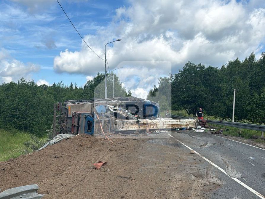 Возле с. Васильевское на автодороге «Мостовик-Соснино-Пальчино» перевернулся кран. Сотрудники Госавтоинспекции устраняют последствия аварии. Движение временно пришлось перекрыть. В результате ДТП пострадал мужчина 28 лет. Медицинская помощь пострадавшему оказана на месте. От госпитализации отказался.