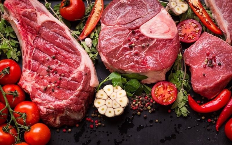 Цены на говядину в мире впервые превысили 7 за килограмм максимум с 1960 года сообщает РИА Новости со ссылкой на данные Всемирного банка Отмечается стоимость говядины растет уже пятый месяц подряд в октябре цены прибавили еще 3 по сравнению с предыдущим месяцем и 17 по сравнению с показателем за аналогичный период прошлого года Аналитики связывают рост цен на говядину со спадом производства в Соединенных Штатах Помимо США со снижением производства в этом году могут столкнуться также Евросоюз 1 и Аргентина 3 где низкая рентабельность и неблагоприятные погодные условия вынудили производителей сокращать поголовье скота в последние годы