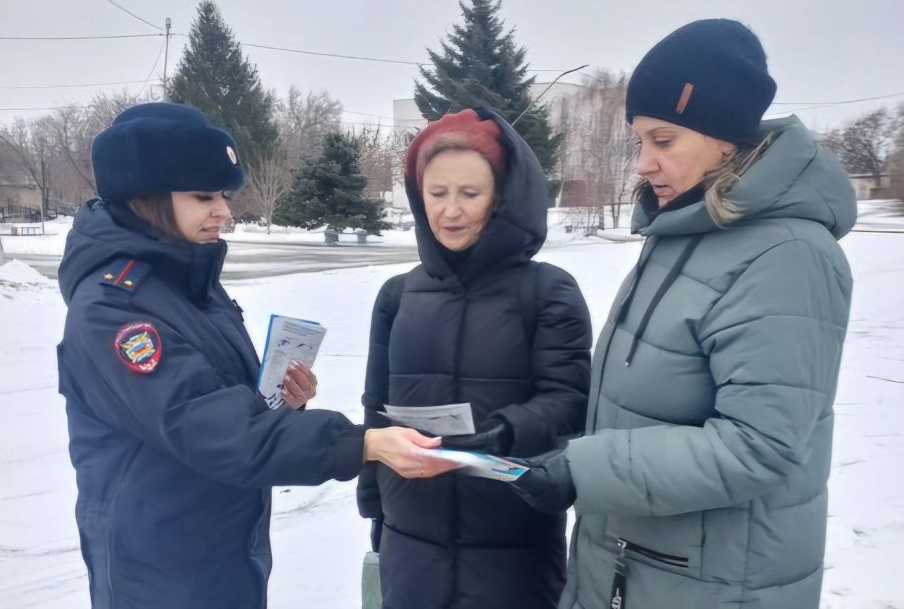 ‍ Жителям Ершова полицейские напомнили о мерах профилактики мошенничества  Инспектор направления охраны общественного порядка ОМВД России по Ершовскому району Екатерина Алещенко рассказала горожанам, что нужно быть осторожными при оплате коммунальных услуг по QR-коду – злоумышленники стали подделывать квитанции и при сканировании QR-кода со счета списываются денежные средства.    Кроме того, проинформировала, что ни в коем случае нельзя открывать скрытые фотографии, которые приходят в мессенджере, или переходить по незнакомым ссылкам, так как при этом устанавливается вредоносное программное обеспечение, с помощью которого злоумышленники получают доступ к банковским счетам.   Особое внимание было уделено пожилым участникам акции - рассказала им о достаточно новом виде мошенничества с цифровым рублем. Аферисты предлагают завести электронный кошелек, чтобы получать пенсию в цифровых деньгах, запугивая, что в других формах получать пенсию будет невозможно. Таким образом мошенники получают доступ к данным пенсионеров.   В ходе мероприятия инспектор вручала памятки с информацией о наиболее распространенных схемах мошенничества и способах защиты от злоумышленников.