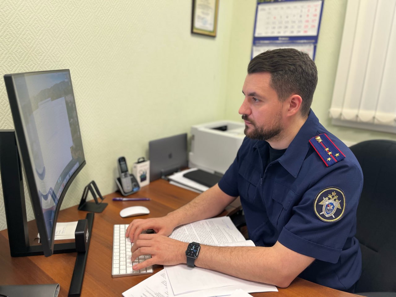 В Томске пресечена незаконная деятельность двух местных жителей и двух иностранцев, связанная с участием в деятельности экстремистской организации Следователем второго отдела по расследованию особо важных дел следственного управления СК России по Томской области возбуждены уголовные дела в отношении четырех мужчин, двое из которых – граждане иностранных государств. Они обвиняются в совершении преступления, предусмотренного ч. 2 ст. 282.2 УК РФ участие в деятельности религиозной организации, в отношении которой судом принято вступившее в законную силу решение о ликвидации или запрете деятельности в связи с осуществлением экстремистской деятельности . Уголовные дела возбуждены на основании материалов оперативно-розыскной деятельности УФСБ России по Томской области и Центра по противодействию экстремизму регионального Управления МВД. По данным следствия, два местных жителя и двое приезжих из иностранных государств принимали участие в деятельности экстремистской местной религиозной организации, заведомо зная о запрете её деятельности в соответствии с решением Верховного суда Российской Федерации. Они проводили беседы, в том числе посредством видеоконференций с использованием сети Интернет, целью которых являлись проповедническая деятельность и погружение граждан в религиозное течение экстремистской организации. Преступная деятельность обвиняемых пресечена следователями следственного управления СК России по Томской области во взаимодействии с сотрудниками региональных Управлений ФСБ и МВД при поддержке бойцов СОБР «Корд» Управления Росгвардии по Томской области. По местам их проживания произведены обыски, в ходе которых изъяты интересующие следствие предметы и документы. По ходатайству следователя в отношении всех фигурантов избрана мера пресечения в виде заключения под стражу. В настоящее время следователями СК России по уголовному делу проводятся следственные действия, направленные на установление всех обстоятельств, а также причин и условий, способствовавших произошедшему. ПОДПИСЫВАЙТЕСЬ на