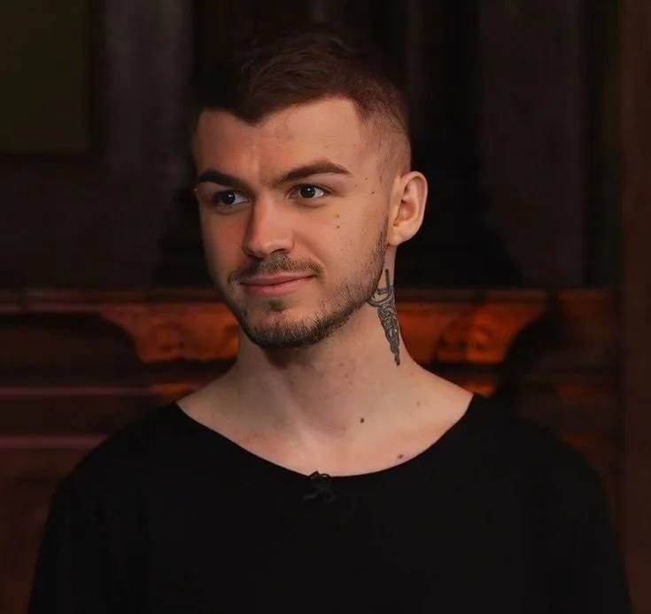 Домработница обманула экстрасенса Влада Череватого на 12 миллионов рублей сообщает Mash По данным издания женщина оказалась поклонницей братьев Шепсов однако устроилась на работу к другому популярному магу В течение полугода выполняя свои обязанности по дому она систематически крала из тайника по 50 тысяч рублей ежедневно Во время судебного заседания обвиняемая заявила что действовала с добрыми намерениями По её словам деньги забирала якобы по просьбе родственников Череватого которым тот отказывается оказывать материальную поддержку