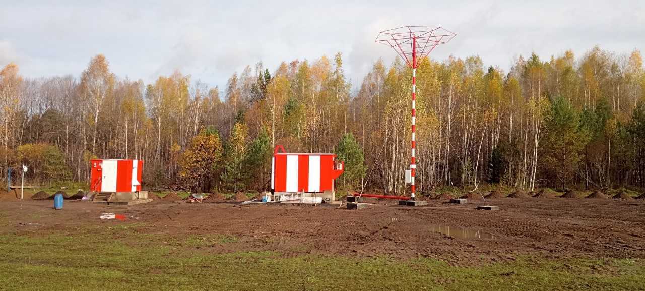 Оборудование Азимута повысит безопасность посадки самолетов в Красноярском крае Производственная компания Азимут Госкорпорации Ростех установила в поселке Мотыгино в Красноярском крае приводной радиомаяк РМП 200 который повысит безопасность захода самолетов на посадку и обеспечит передачу голосовых сообщений диспетчеров с земли на борт Производственная компания Азимут в контуре Госкорпорации Ростех является ведущим разработчиком и производителем аэронавигационных систем и комплексов для оснащения аэродромов и воздушных трасс Для многих отдаленных населенных пунктов в нашей огромной стране критически важно наличие стабильного авиасообщения Безусловно обеспечение безопасности полетов играет при этом ключевую роль и оборудование Азимута прекрасно справляется с этой задачей на протяжении многих лет отметил заместитель генерального директора Азимута Алексей Гальченков ℹ  Радиомаяк предназначен для определения курсового угла воздушного судна и получения речевых сообщений передаваемых по каналу земля борт РМП 200 рекомендован для использования на гражданских аэродромах и аэродромах местных воздушных линий в качестве одного из средств указания курса посадки самолетов Он может применяться в качестве дальнего и ближнего приводного радиомаяка или отдельной приводной радиостанции Медиаканал о цифровом транспорте Подписаться