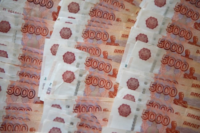 Сборы якутского кино превысили 174 миллиона рублей По данным Единой автоматизированной информационной системы ЕАИС , якутский кинематограф установил новый рекорд, собрав в российском прокате более 174 миллионов рублей за первые месяцы 2025 года. Этот результат уже превзошел показатель всего 2024 года, когда сборы составили 157 миллионов рублей. Впервые за историю якутские фильмы собрали более 50 миллионов рублей в других регионах России, что говорит о растущей популярности регионального кино на федеральном уровне. Прокат за рубежом принес свыше двух миллионов рублей, укрепляя позиции Якутии в мировом кинематографе. Якутские фильмы обеспечили более 50% от общих кассовых сборов в кинотеатрах республики. Особое место в этом успехе занимает картина «Кончится лето» 18+ , которая впервые в истории якутского кино дважды удостоилась национальной премии «НИКА». Фильм также возглавляет список самых кассовых проектов 2025 года с 54,2 миллиона рублей сборов. Топ-6 якутских фильмов по сборам в РФ 2025 год : 1. «Кончится лето» 18+ – 54,2 миллиона рублей; 2. «Диодорова. Против течения» – 42,2 миллиона рублей; 3. «Спид Стар» 16+ – 29,7 миллиона рублей; 4. «Меня зовут Любовь» 16+ – 25,3 миллиона рублей; 5. «Мой парень – Айдол!» 16+ – 13,6 миллиона рублей; 6. «Алдан» 16+ – 8,1 миллиона рублей. Фильмы прошлых лет собрали 0,9 миллиона рублей. Фото: Тимофеева Ксения