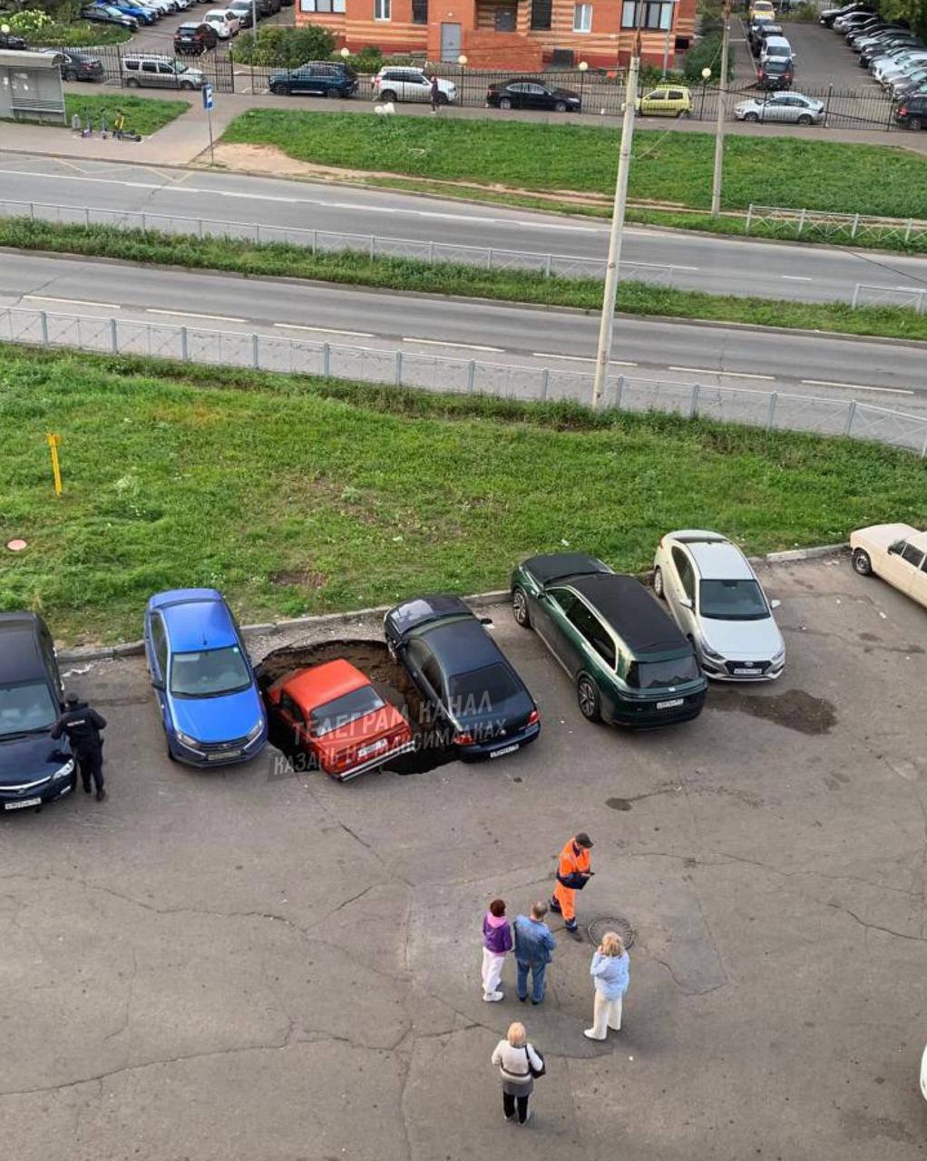 На Дубравной снова обвалился асфальт прямо вместе с машинами Новая яма образовалась уже с другой стороны дома пишет читатель в бот Казань на Максималках