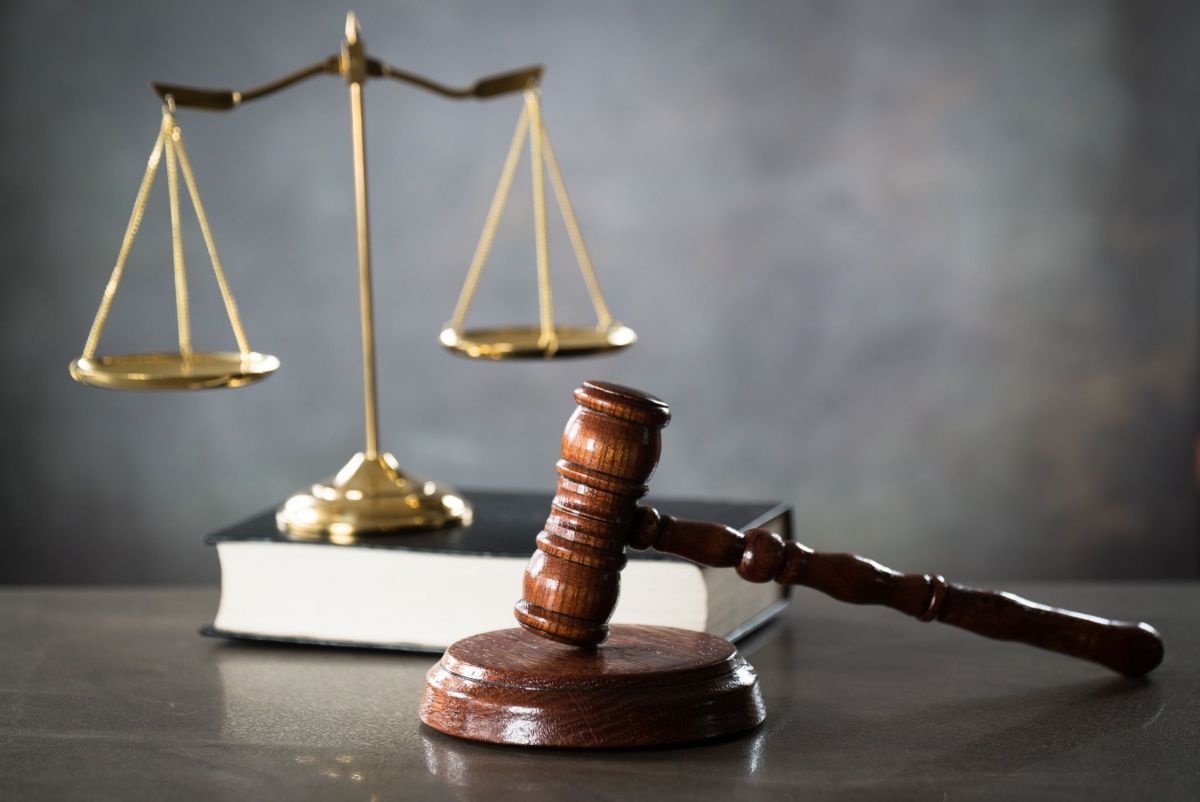 Переходные НДС вопросы по длящимся договорам должны быть урегулированы С 01 01 2021 передача прав на ПО не включенное в единый реестр российских программ для ЭВМ и баз данных облагается НДС Конституционный суд рассмотрел спор об НДС по длящемуся договору реализации ПО которое до 01 01 2021 не облагалось НДС а с 01 01 2021 стало подлежать налогообложению По итогам рассмотрения дела КС выявил пробел в законодательстве относительно решения вопроса о применении НДС в случае изменения налогового законодательства в течение исполнения длящегося договора В связи с этим КС предписал законодателю устранить выявленные пробелы А также разъяснил как до внесения соответствующих изменений действовать в случае если стороны не достигли соглашения об изменении цены длящегося договора или о его расторжении Подробности на нашем сайте