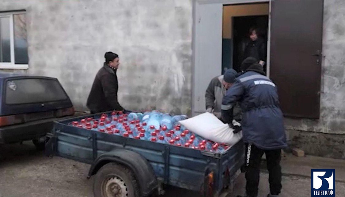 10 тонн бутилированной питьевой воды доставлено в Кирилловское сельское поселение из Дагестана.  Жители Кирилловского сельского поселения Запорожской области, а также близлежащих населенных пунктов Юрьевки, Малой Терновки, Шелюги, Ефремовки, Косых и Лиманского получили в помощь из Дагестана 10 тонн бутилированной питьевой воды.   После выявления Роспотребнадзором отклонений от гигиенических норм в местном водопроводе, связанных с подъемом грунтовых вод, питьевая вода стала недоступна для употребления.  Фура с артезианской водой в пятилитровых бутылках доставлена сотрудниками ГУ МЧС России по Республике Дагестан. Раздача воды осуществляется бесплатно, в первую очередь – маломобильным жителям, которым трудно самостоятельно добираться до пунктов подвоза воды. Для детских садов и школ предоставлены бутылки меньшего объема.    ЗАПОРОЖСКИЙ ТЕЛЕГРАФ