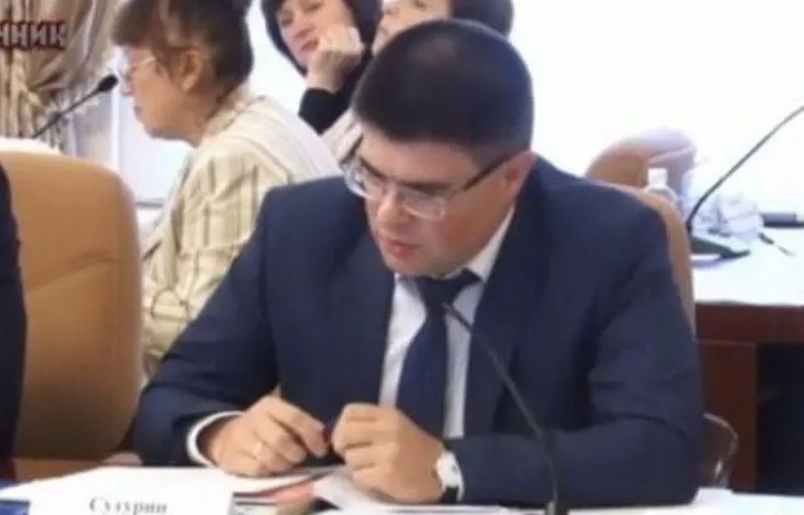 Начальника департамента архитектуры строительства и землепользования администрации города Хабаровска Олега Сутурина уволили Сейчас его обязанности исполняет Аркадий Корзун главный архитектор города У Олега Сутурина не было профильного строительного или архитектурного образования По сути дела мэр Кравчук назначил на высокий пост дилетанта К тому же весьма посредственного khabarovskie