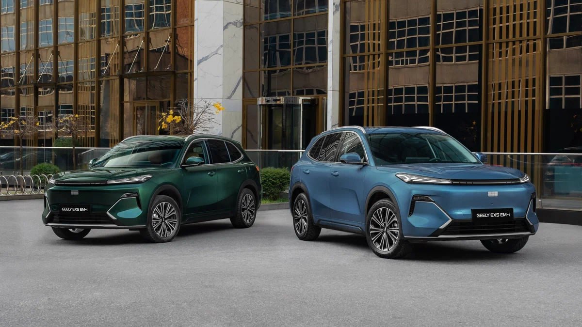 170 км на электричестве Geely EX5 EM i получит новую версию в России Гибридный кроссовер сертифицирован в РФ в модификации с более ёмкой батареей на 29 кВт ч против нынешних 18 4 кВт ч Если сейчас EX5 EM i по паспорту способен на 105 км только на электротяге то для новой версии заявлены 170 км Соответствующее ОТТС начнёт действовать 11 февраля 2026 года В представительстве Geely не стали комментировать сроки появления такого кроссовера в продаже К слову этот Geely поучаствовал в супертесте в котором мы выяснили реальный запас хода сразу 11 гибридов Если ещё не читали вам сюда Журнал Авто ру online