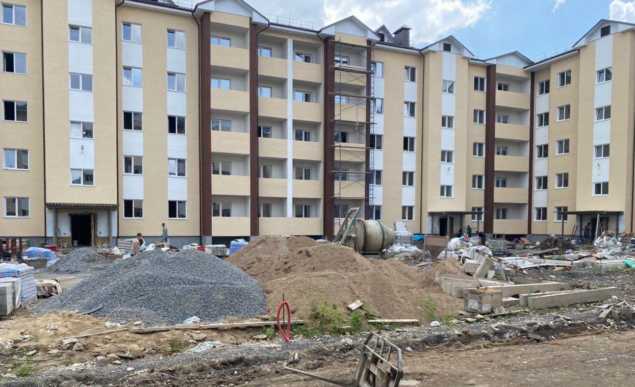 Начали благоустройство дворовой территории нового 135-квартирного дома в Облучье ЕАО  К благоустройству дворовой территории приступили подрядчики на возведении 135-квартирного дома по ул. Кузнечная. Ход строительства объекта федеральной программы переселения граждан из ветхого аварийного жилфонда проверили накануне глава Облученского района Евгений Рекеда и первый заместитель главы администрации Облученского городского поселения Данил Скибинский.  Руководители муниципалитетов посетили квартиры, в которых ремонт почти завершён - поклеены обои, натянуты потолки, уложено напольное покрытие, а также установлены межкомнатные двери.  «Сейчас подрядчик начал работы по благоустройству придомовой территории. Двор заасфальтируют, разделят на зоны отдыха. Также там установят детскую и спортивную площадки, скамейки, урны, смонтируют уличное освещение, выложат из брусчатки пешеходные дорожки», - поделился Данил Скибинский. Завершить все работы планируется в текущем 3 квартале 2025 года.    Все НОВОСТИ ЕАО в одном месте  жми    Прислать новость