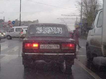 Шахид мобили - ВСЁ Минюст признал арабскую символику на автомобиле - экстремистской.Министерство юстиции РФ внесло изображение шахады на автомобиле в федеральный список экстремистских материалов. Это решение связано с тем, что данное использование было расценено как оправдание терроризма или его пропаганда в соответствии с российским законодательством. Такие меры принимаются в рамках противодействия экстремизму Различные миграционные, исламские паблики негодуют, так как шахада является символом веры в исламе Этот вердикт был вынесен в рамках уголовного дела. Приезжий находится в СИЗО по обвинению в размещении символики Талибана и шахады на своём авто. Адвокат обвиняемого считает, что из-за того, что Талибан теперь не запрещённая организация, а их символика теперь разрешена, решили якобы не закрывать дело, а закрыть его из-за символики шахады "Следствие играет с огнём - не тот это случай и не стоит оно того, чесслово", - заявил адвокат Новости из мира вечной борьбы