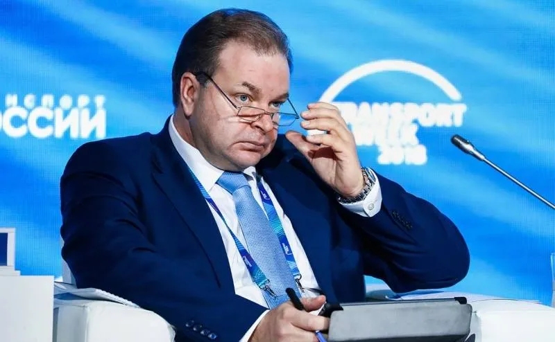 Имущество на 6 млрд рублей требует изъять Генпрокуратура у бывшего замминистра транспорта Алексея Семенова и его приближённых сообщает РБК В списке компании Инфорион и Статус Комплайнс 55 объектов недвижимости квартиры дома бани гаражи 17 транспортных средств с яхтой девять пар часов шесть ювелирных изделий ценные бумаги и наличные изъятые в ходе оперативных мероприятий по делу о контрактах с подконтрольными структурами bezposhady