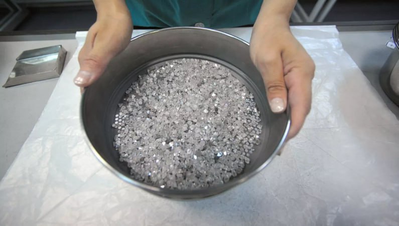 Россия в августе вдвое увеличила экспорт алмазов в Индию В августе Россия увеличила экспорт алмазов в Индию более чем вдвое до максимума с апреля следует из анализа РИА Новости данных индийского Министерства торговли и промышленности Так индийские покупатели ввезли российских алмазов на 31 3 миллиона долларов тогда как годом ранее на 13 4 миллиона Кроме того показатель оказался максимальным с апреля когда поставки составили 92 5 миллиона Тем не менее с начала года закупки алмазов сократились почти на 40 процентов до 342 1 миллиона долларов Лидером поставок алмазов в Индию в августе стали ОАЭ с 685 миллионами долларов в тройку вошли Гонконг 173 1 миллиона и США 140 3 миллиона Россия заняла седьмое место