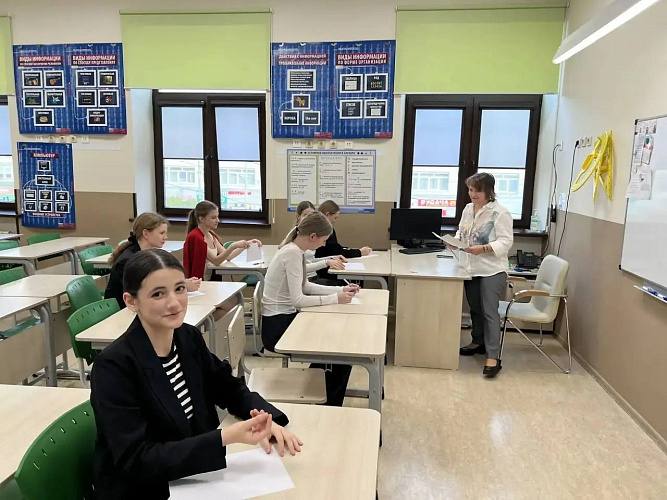 Победители олимпиад в Ростовской области получат по 18 тысяч рублей их учителя по 100 тысяч Глава Ростовской области Юрий Слюсарь в своем телеграм канале сообщил о введении специальных премий для школьников победивших во Всероссийской олимпиаде и их педагогов По его словам такая победа это всегда результат большого совместного труда ученика и наставника В соответствии с распоряжением губернатора ученики из региона добившиеся высших результатов на олимпиаде получат единовременные выплаты в размере 18 тысяч рублей каждый Как отметил глава области для многих ребят это станет первым серьёзным признанием их ума трудолюбия и таланта Педагоги подготовившие победителей будут премированы суммой в 100 тысяч рублей В сообщении подчёркивается что победа ученика это общее достижение а вклад учителя который вдохновляет обучает и поддерживает невозможно переоценить Все организационные вопросы уже решены списки утверждены денежные средства перечислены дипломы подготовлены Торжественное вручение наград запланировано на начало нового года и пройдёт в городах и районах области Такая мера по словам губернатора является вкладом в будущее которое создают талантливые школьники вместе со своими наставниками Подпишись на 1Rnd в МАХ Написать в редакцию