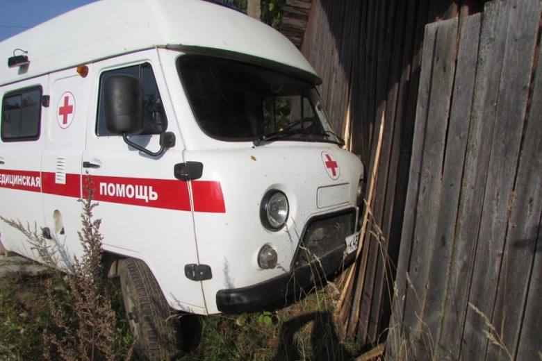 Пьяный вологжанин угнал автомобиль скорой помощи, чтобы покататься  В дежурную часть полиции поступило сообщение, что от здания Белоручейской больницы угнали автомобиль УАЗ  скорую помощь .  Злоумышленник рассказал, что угнал служебную машину, чтобы покататься по деревне Белый Ручей. В какой-то момент он не справился с управлением и врезался в деревянный гараж, из-за чего «буханка» получила механические повреждения. После ДТП молодой человек скрылся с места происшествия, оставив в салоне опустошенную бутылку водки и свой сотовый телефон.