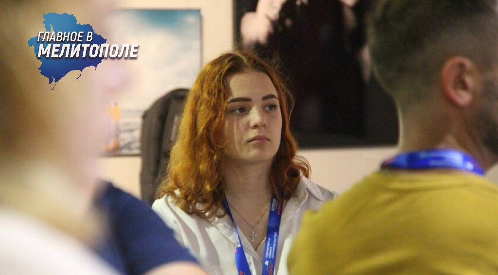 Семинар для управленцев состоялся в Мелитополе В мелитопольском мультимедийном историческом парке «Россия — моя история» прошло просветительское мероприятие «Мы — команда» для чиновников и руководителей бюджетных учреждений. Участники обсудили традиционные ценности и роль культуры в воспитании молодежи, посетили мастер-класс по применению искусственного интеллекта в культурной сфере, а также приняли участие в дискуссии о развитии культуры в регионе и командообразующем тренинге.