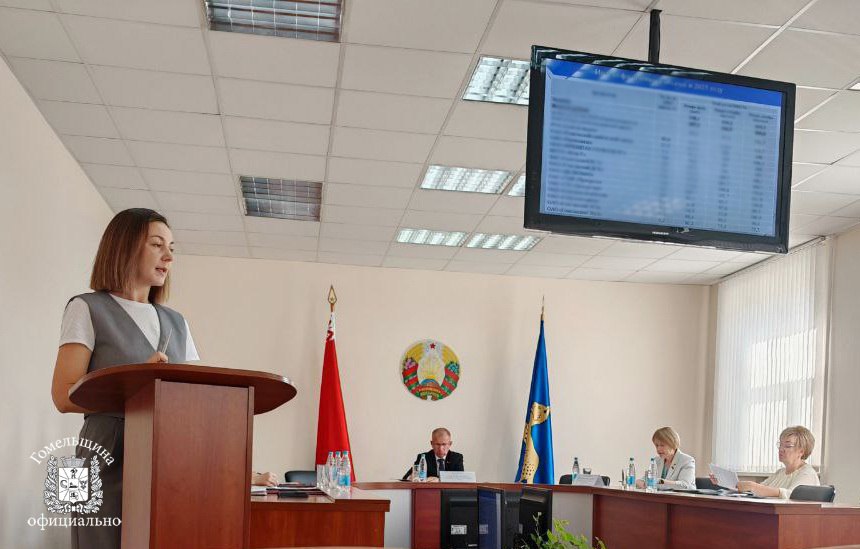 Член Совета Республики, председатель областного Совета депутатов Екатерина Зенкевич приняла участие в заседании администрации Советского района Гомеля, где рассмотрели социально-экономическое развитие района.   Сегодня предприятия активно ищут новые рынки сбыта и наращивают объемы производства, закупают современное оборудование. Как результат – растет выручка и заработная плата работников. От предприятий не только Советского района, а региона в целом власти ждут больше инновационных проектов. Под эти цели готовы выделять финансирование.  «Мы с удовольствием поддержим любой инновационный проект. Комитет экономики зачастую сам ищет достойные проекты в районах, но вам на местах ситуация видна лучше. Поэтому проявляйте инициативу», – отметила Екатерина Зенкевич.  В Советском районе, к слову, средства из инновационного фонда уже запросила «Милкавита». Предприятие планирует на следующий год модернизацию участка по производству сухих молочных продуктов.